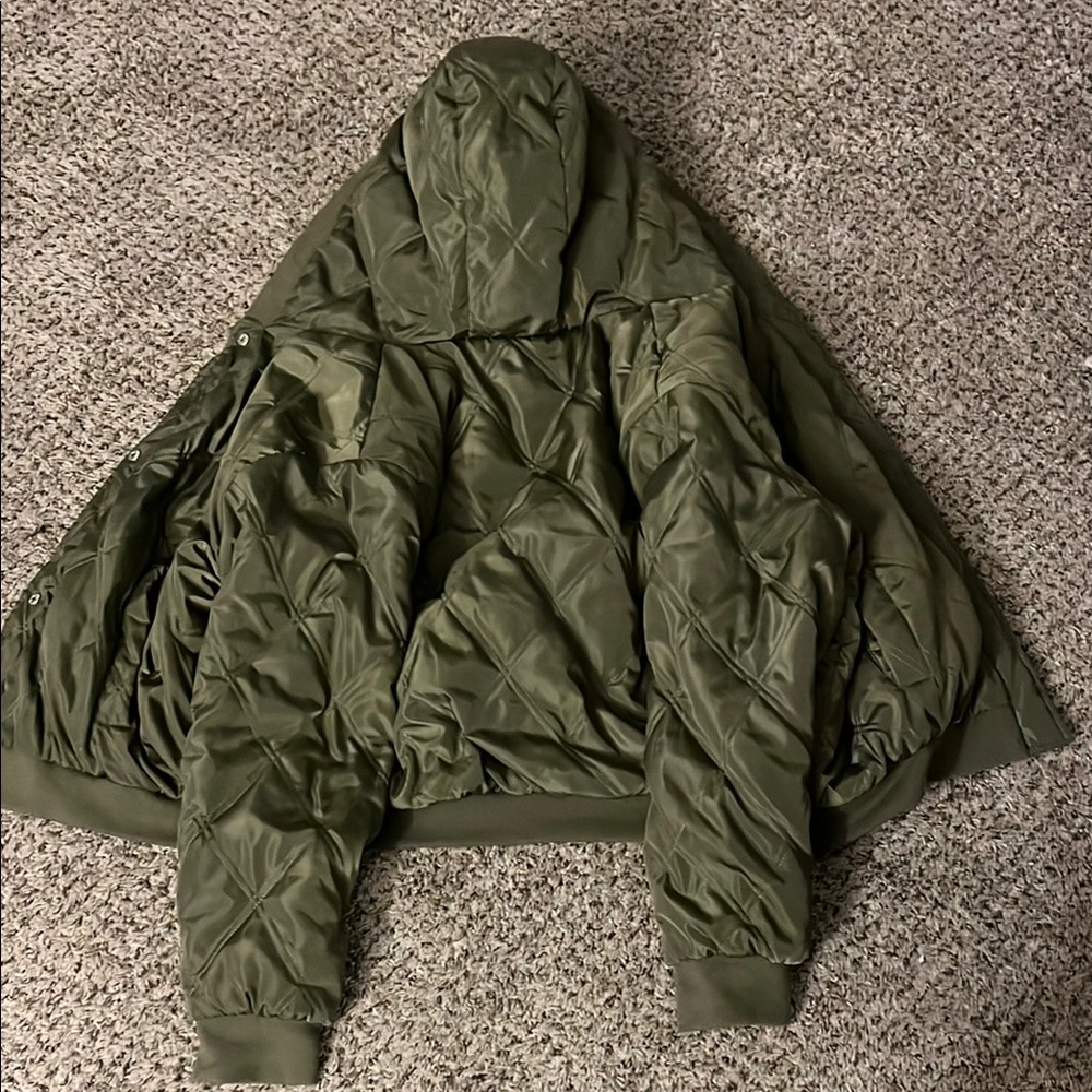 Jacket
Color:green
It can reverse